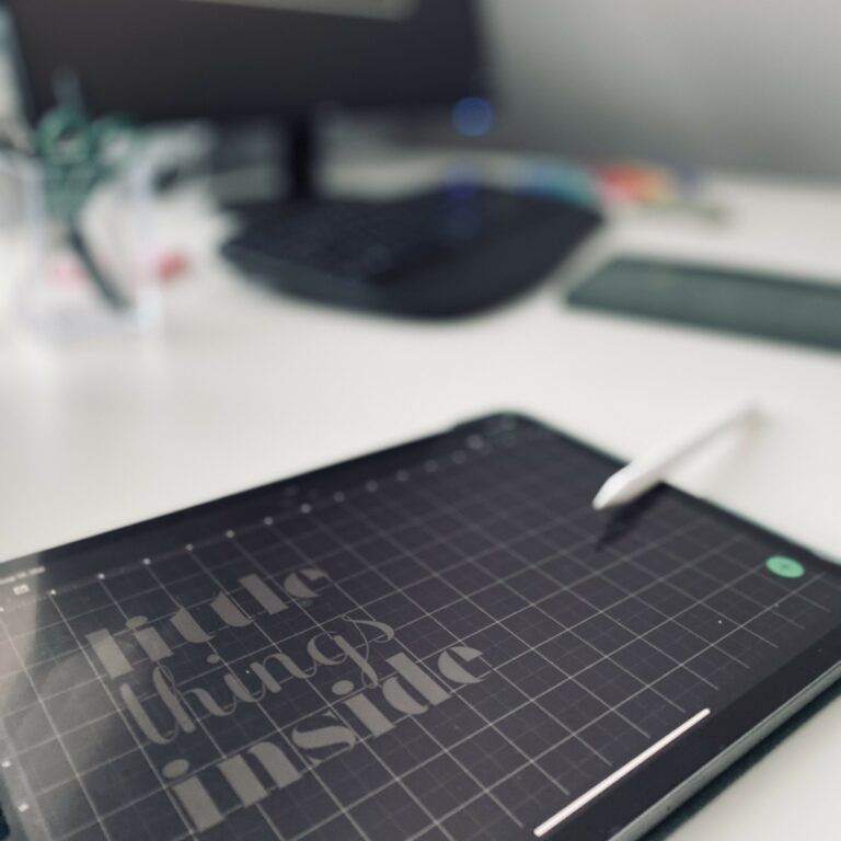 Ipad auf einem Schreibtisch mit einem Designprogramm